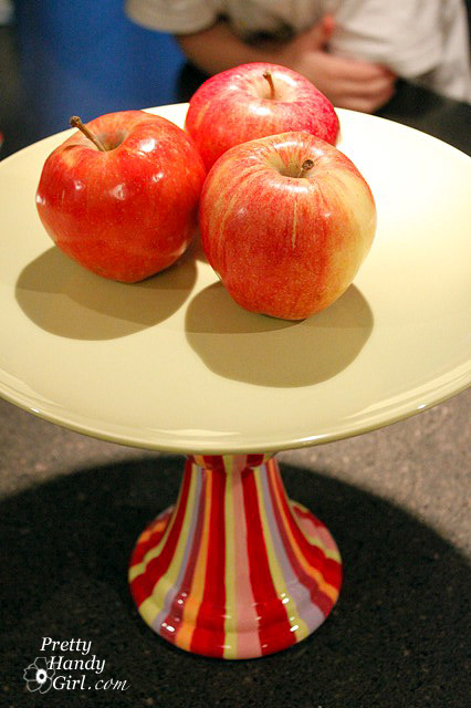 Apples-on-stand