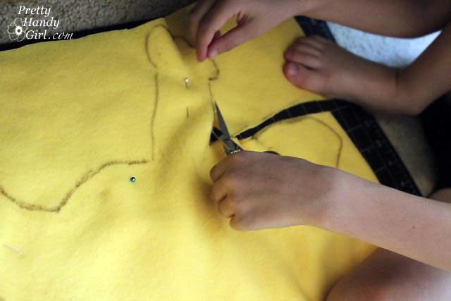 child_cutting_fabric