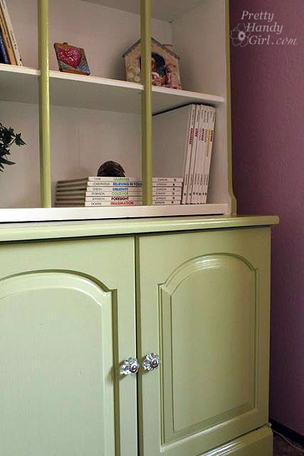 bookshelf_glass_knobs