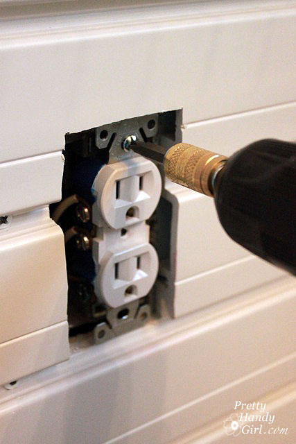 remove_outlet_unscrew