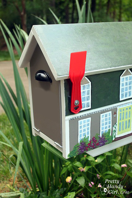 close_up_mailbox_flag