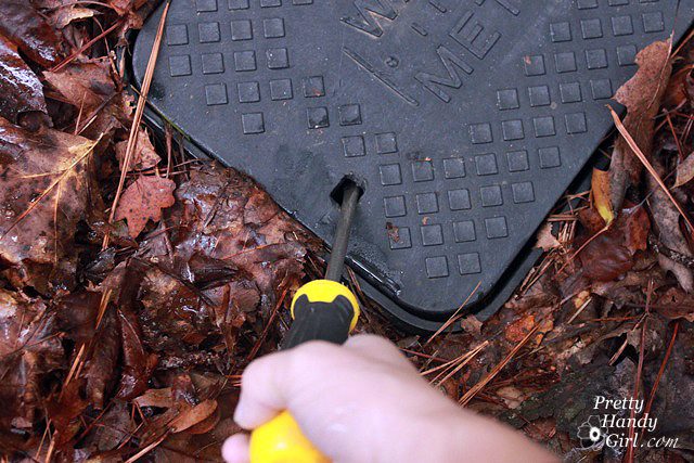 pull_water_meter_lid_with_screwdriver