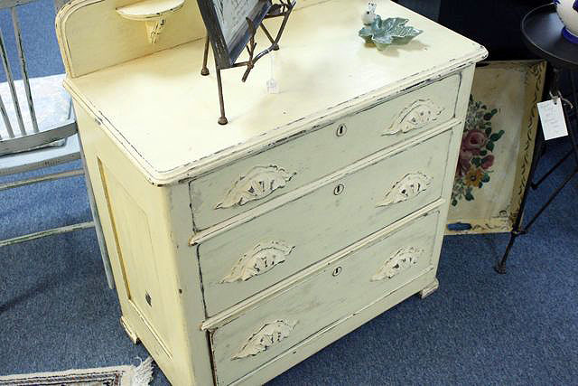 little_yellow_dresser