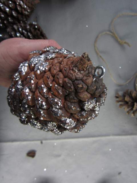 How to make a pine cone garland