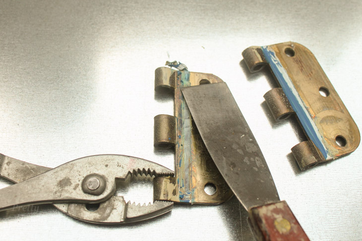 2 Ways to Remove Paint from Metal Door Hinges