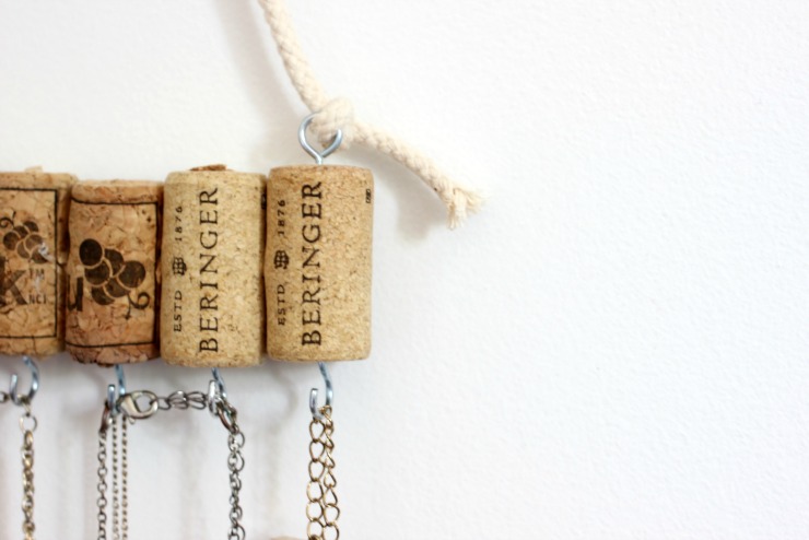 Love this DIY Jewelry Holder! Perfect use for those old corks!