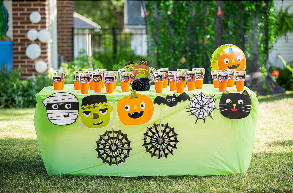 Easy trick or treat driveway table